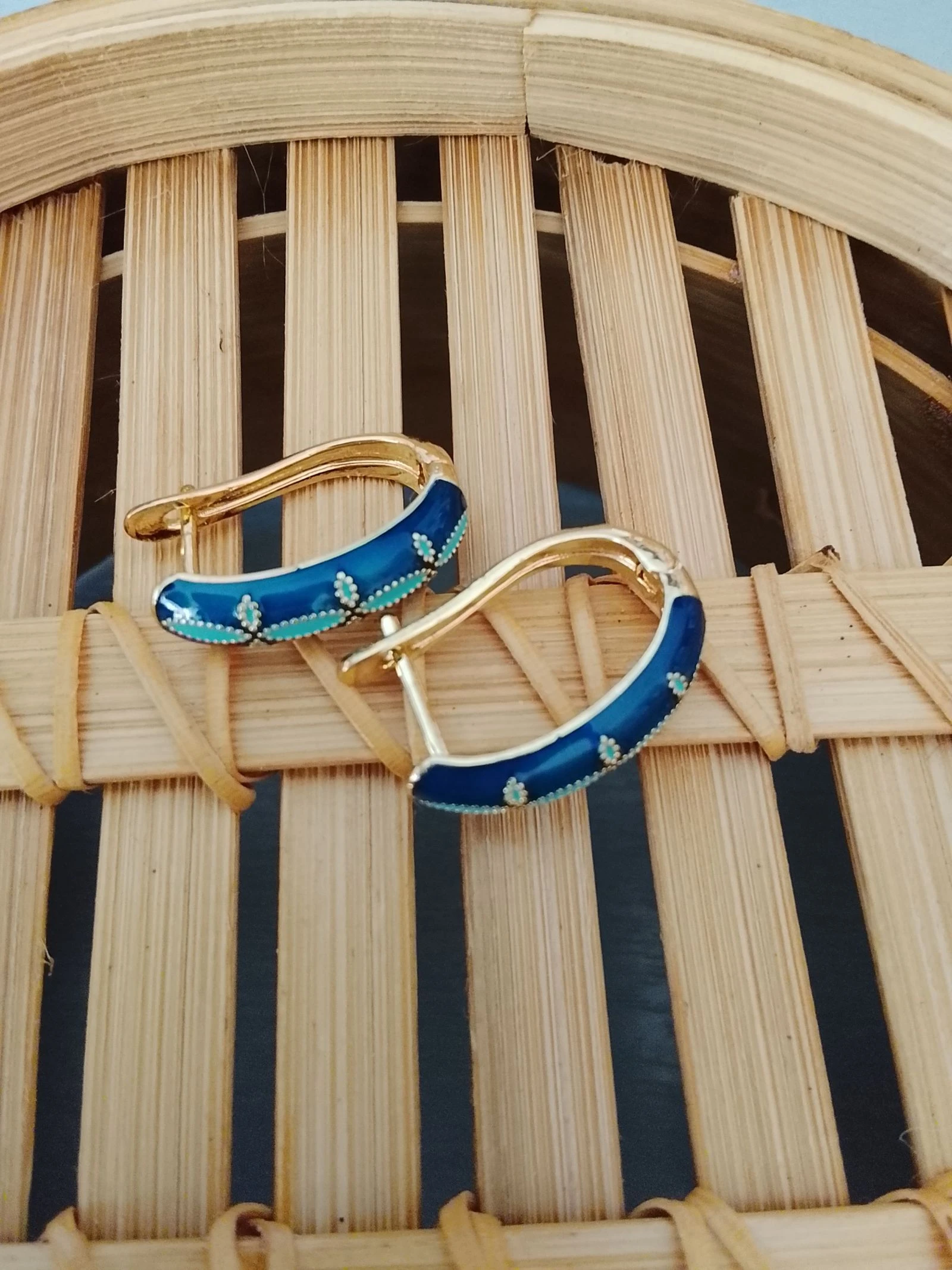 💎Kleine tops Kleine gouden en blauwe bloemige oorbellen zo goed als nieuw 💎 – photo 2